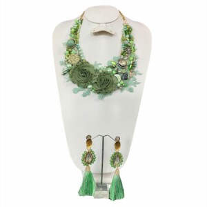 COLLAR DE FLORES CON ARETES