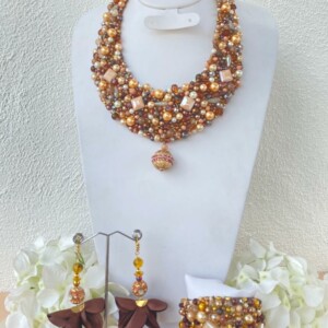 COLLAR DE PERLAS DORADAS CON ACRILICO