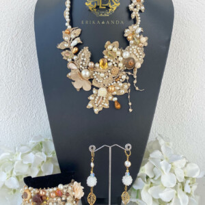 COLLAR DE PERLAS Y FLOR DE CHIFÓN