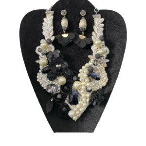 COLLAR ENCAJE BLANCO Y FLORES NEGRAS