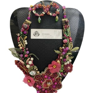 COLLAR BORDADO DE FLOR CON CHAQUIRON