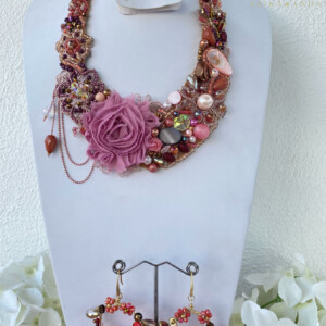 COLLAR DE PERLAS ROSA CON PIEDRAS