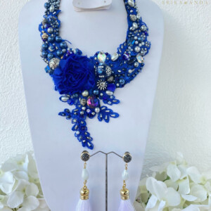 COLLAR DE ENCAJE AZUL CON CRISTAL