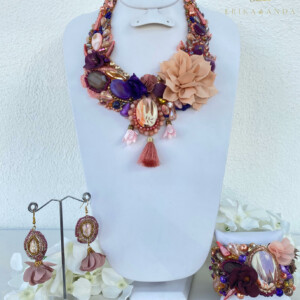 COLLAR DE MINI MOTAS DE HILO CON ARETES