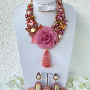 COLLAR ROSA CON FLOR DE CHIFÓN GAMA M.