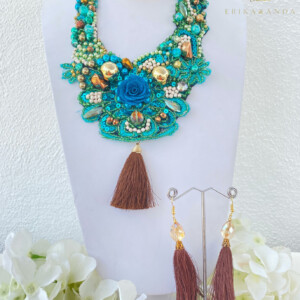 COLLAR DE MOTAS DE HILO