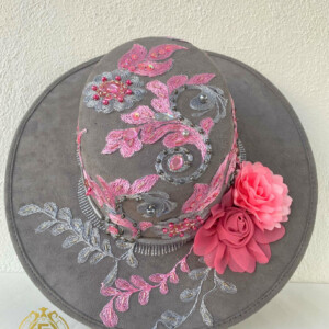 SOMBRERO DE GAMUZA GRIS CON ROSA