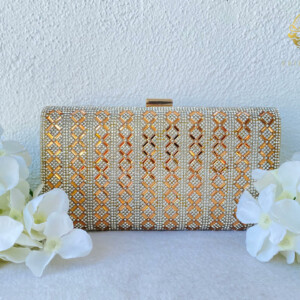 BOLSA DORADA CON CRISTALES PLATEADOS
