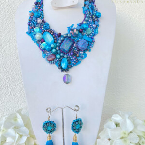 COLLARES ENCAJE Y PIEDRAS AZULES