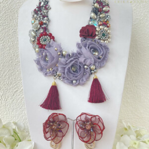 COLLAR PLATEADO CON FLOR DE CHIFÓN