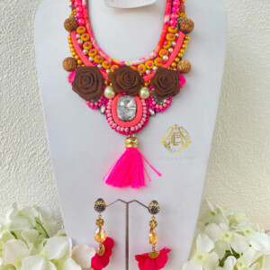 COLLAR DE FLORES Y CRISTAL CON ARETES