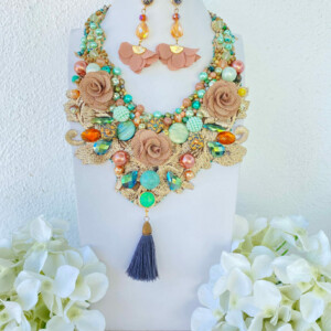 COLLAR CAFÉ CON FLORES DE CHIFON