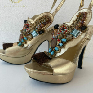 ZAPATILLA DORADA CON PEDRERIA Y CRISTAL