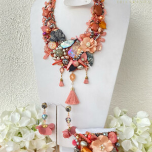 COLLAR ROSA CRISTAL CON MOTAS DE HILO