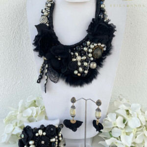 COLLAR NEGRO CHIFÓN CON PERLA