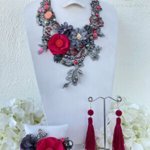 COLLAR GRIS CON ROSA DE FLOR DE CHIFÓN