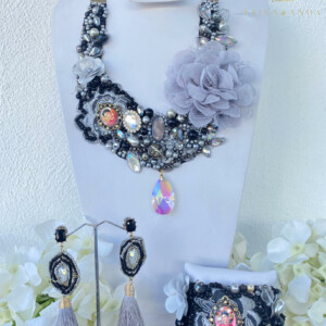 COLLAR DE CRISTAL GRIS