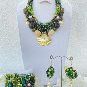COLLAR VERDE DE CONCHA DE METAL