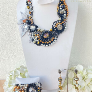 COLLAR NEGRO CON FLOR BORDADA