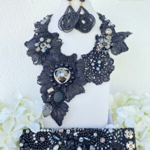 COLLAR NEGRO BORDADO Y METAL