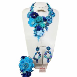 COLLAR AZUL FLOR DE TELA Y BERDADO