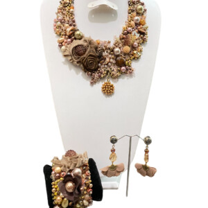 COLLAR CAFÉ CON BOLAS DE CHIFÓN