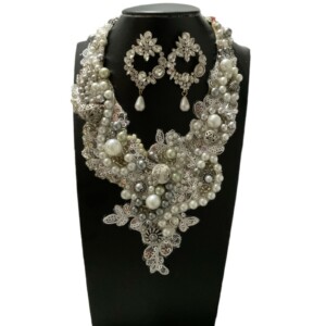 COLLAR BORDADO CON PERLA BLANCA