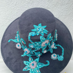 SOMBRERO NEGRO CON BORDADO AZUL
