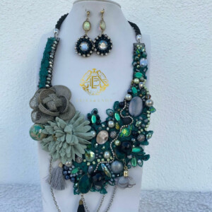 COLLAR VERDE DE FLORES DE TELA