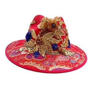 Sombrero con bordado dorado y a mano