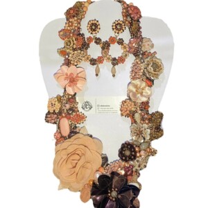 COLLAR ROSA DE LENTEJUELA