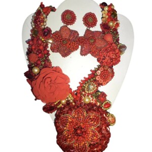 COLLAR ROJO CON FLORES