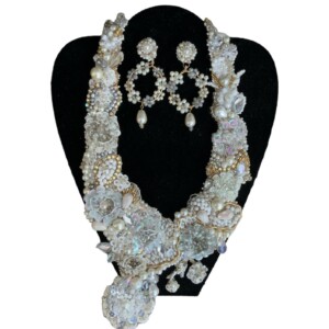 COLLAR BLANCO CON CHAQUIRON