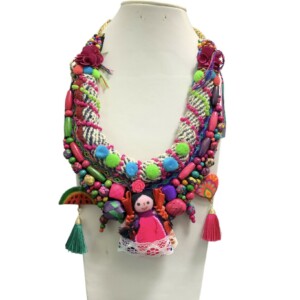 COLLAR DE MUÑECA CON ARETES