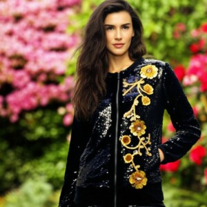 CHAMARRA DE LENTEJUELA NEGRA CON BORDADO EN AMARILLO