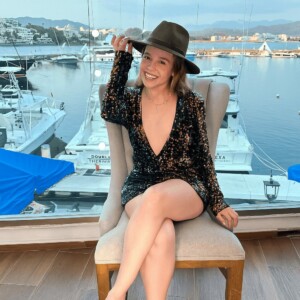 VESTIDO DE LENTEJUELAS CON AVERTURA AL FRENTE